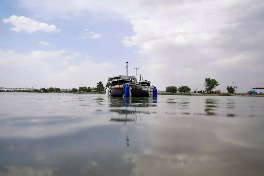 德克萨斯大学埃尔帕索分校的研究人员制造的一艘自动驾驶船漂浮在德克萨斯州埃尔帕索的阿斯卡拉特湖上。图片来源：德克萨斯大学埃尔帕索分校。