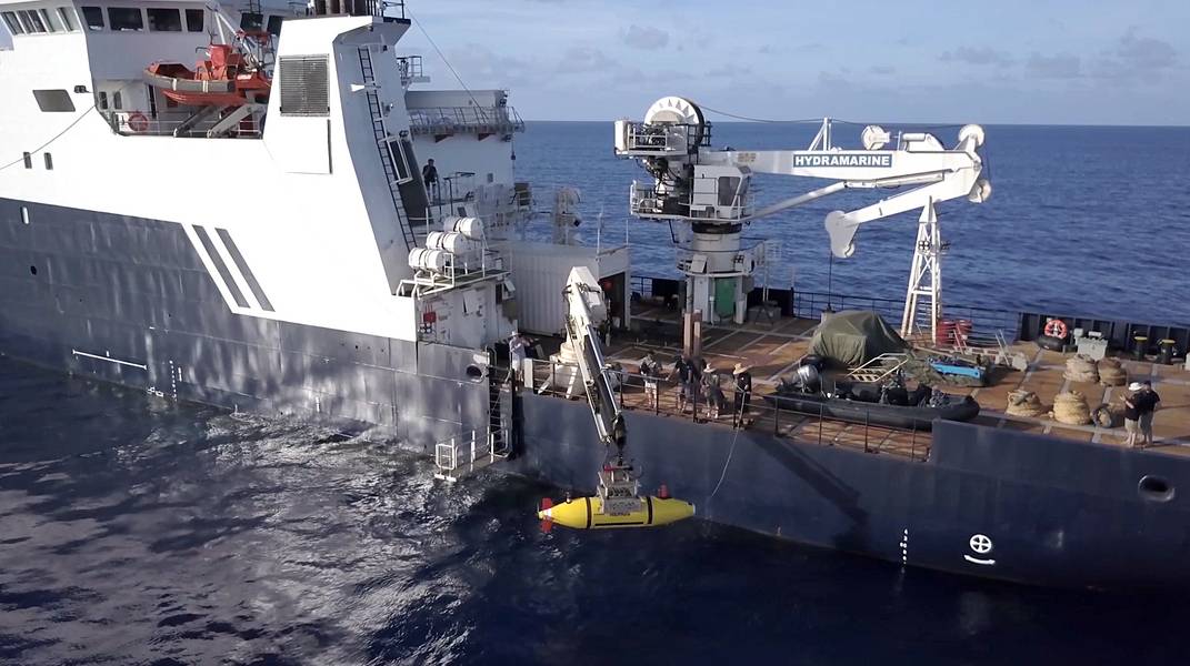 El AUV Hydroid Remus 6000 se implementa desde el R / V Petrel en busca del USS Indianapolis. (Foto cortesía de Paul G. Allen)