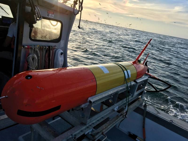 AUV de longo alcance do MBARI a bordo do navio de pesquisa Paragon na Baía de Monterey. Crédito: (c) 2018 MBARI