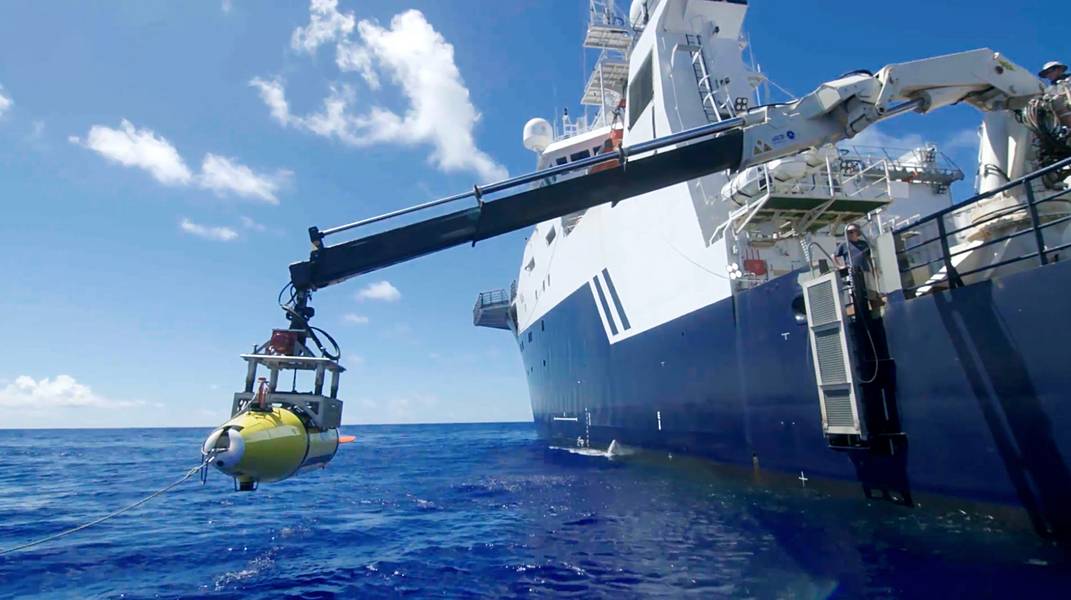 Το AUV μειώνεται στη Φιλιππίνων Θάλασσα σε αναζήτηση της USS Indianapolis. (Φωτογραφία ευγένεια του Paul G. Allen)