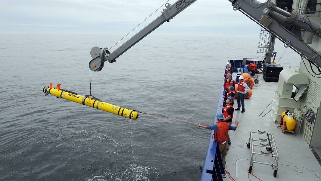 Además de los planeadores, los científicos de Pioneer Array utilizan otro tipo de plataforma móvil, el vehículo submarino autónomo REMUS 600, o AUV, para llevar a cabo investigaciones intensivas a corto plazo. Debido a que REMUS AUVs son impulsados ​​por hélices, pueden moverse más rápidamente a través del agua que los planeadores, capturando datos de alta resolución sobre corrientes, nutrientes y otras propiedades del océano. (Foto por Véronique LaCapra, Institución Oceanográfica Woods Hole)