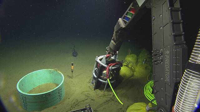 Agarrando o novo acelerômetro Titan para colocar dentro do caixão (Copyright: 2018 ONC / OET / Nautilus Live)