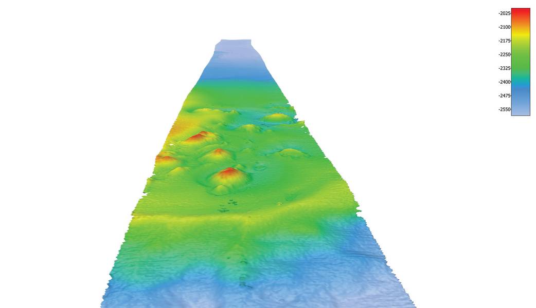 Batimetria codificada por cores de dados multifeixe contribuído por Fugro a partir de um trânsito recente que mostra os montes de montanhas no fundo do mar circundante. Imagem cedida por Fugro