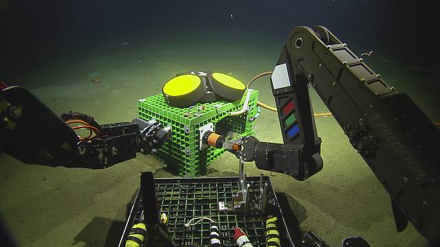 Bereitstellen des ADCP bei Clayoquot (Copyright: 2018 ONC / OET / Nautilus Live)