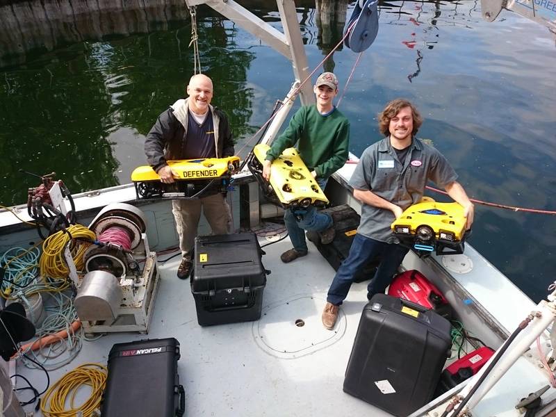 CTO da VideoRay Marcus Kolb com seu filho Austin e Colin Riggs, Diretor de Desenvolvimento de Produto da Greensa, em evento de tecnologia VideoRay, Greensea e Nortek em Vermont. (Foto: Nortek)