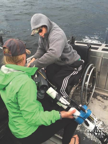 Cientistas Nicole e Ryan Fredrickson implementam um RBRconcerto na região Qualicum do Mar Salish. (Crédito: Pacific Salmon Foundation)