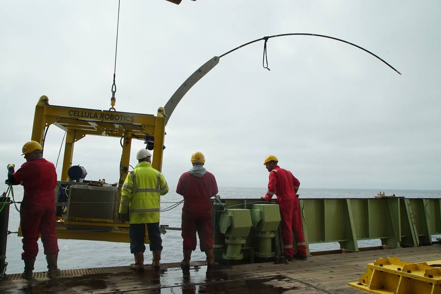 Das maßgeschneiderte Bohrgerät wird über die Seite des RRS James Cook abgesenkt. Das Bohrgerät ist so konstruiert, dass das gebogene Stahlrohr in das Sediment des Meeresbodens gedrückt wird. Bild: Copyright STEMM-CCS Projekt