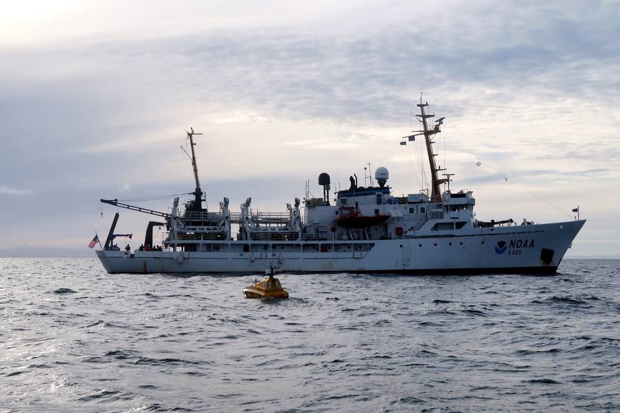 Das unbemannte Oberflächenfahrzeug BEN startete vom NOAA-Schiff Fairweather. (Foto von Christina Belton, NOAA)