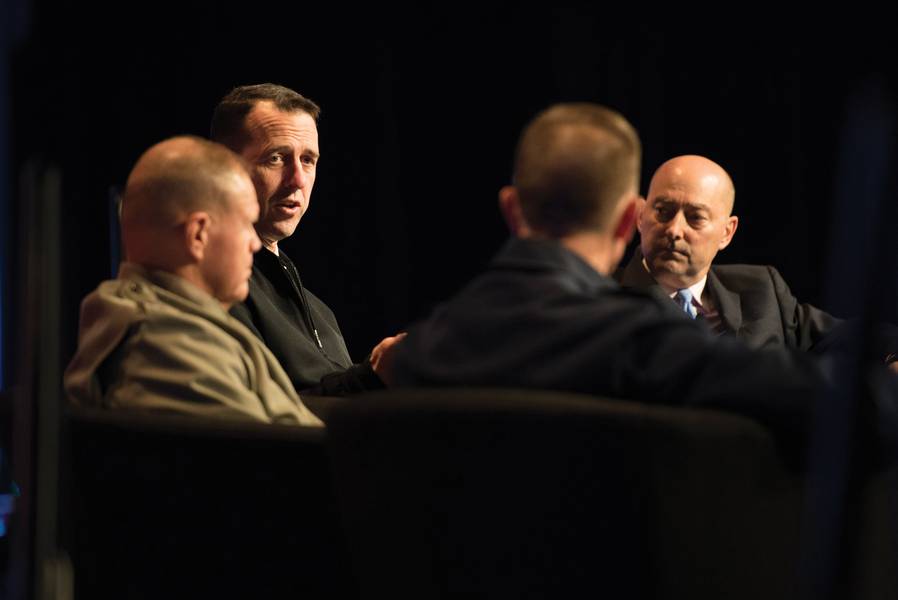 Der Leiter der Marineoperationen (CNO), Adm. John Richardson, Kommandant des Marine Corps, General Robert Neller, und Kommandant der Küstenwache, Adm. Paul Zukunft, nehmen an einer Podiumsdiskussion teil, moderiert von Admiral James Stavridis während der Kommunikation der Streitkräfte und Elektronik-Vereinigung-US-Marineinstitut (AFCEA / USNI) WEST 2018. WEST bringt Militär und Industrieführer von den Seedienstleistungen zusammen, um Informationen und Ideen zu teilen. (US Navy Foto von Mass Communication Specialist