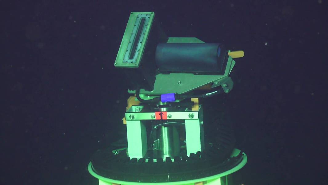 Der rotierende Kopf des Übersichtssonars, mit dem Sonic 2022 drauf. (Foto mit ROV Jason aufgenommen. Credits: UW / NSF-OOI / WHOI / MARUM, V18)