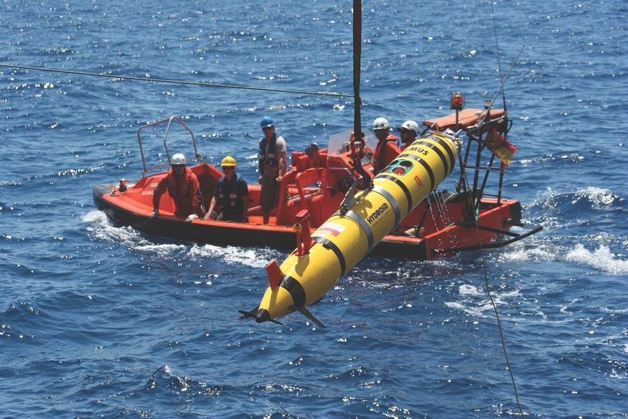 Despliegue de Remus 600 para unirse al resto de la flota - 5 AUV y 1 USV - para comenzar una misión de colaboración multimotor no tripulada. (Foto cortesía: Javier Gilabert)