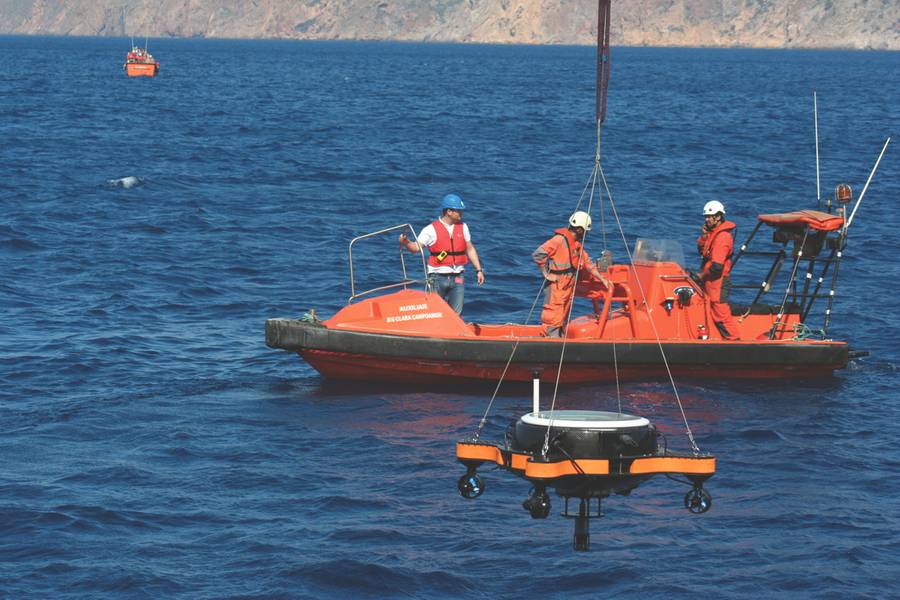 Despliegue de USV con AUV en posición de estacionamiento. (Foto cortesía: Javier Gilabert)