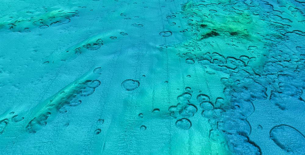 Dies ist eine verarbeitete Bathymetrie-Karte des Seeufers im Thunder Bay National Marine Sanctuary, die Daten von R / V Storm verwendet. Unterschiedliche Farben zeigen unterschiedliche Höhen von interessanten Seeufer-Merkmalen an (die Höhen sind übertrieben, um die Merkmale besser erkennen zu können.) Dies ist eine vergrößerte Version der ähnlichen ASV BEN-Karte mit höherer Auflösung oben. (Bild: OET / NOAA)