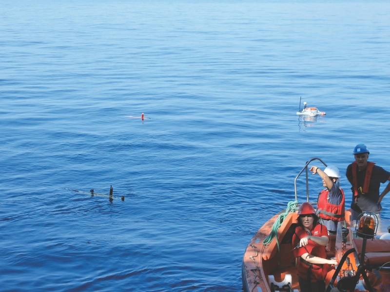 Dois AUVs e um USV em suas posições de estacionamento prontos para iniciar uma missão. (Foto cedida por: Javier Gilabert)