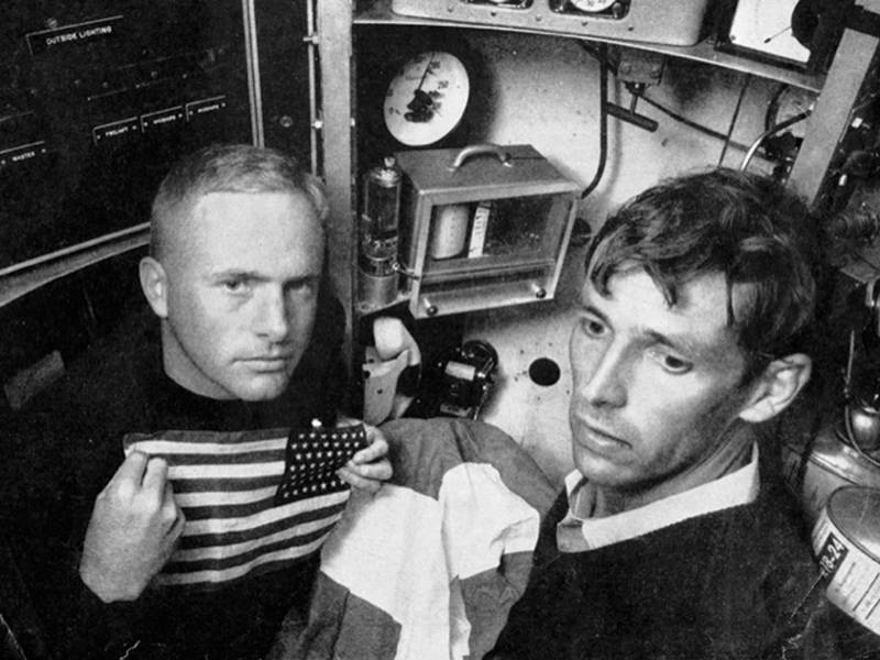 Don Walsh y Jacques Piccard dentro de la cabaña de Trieste, 1959. Imagen cortesía de Don Walsh.