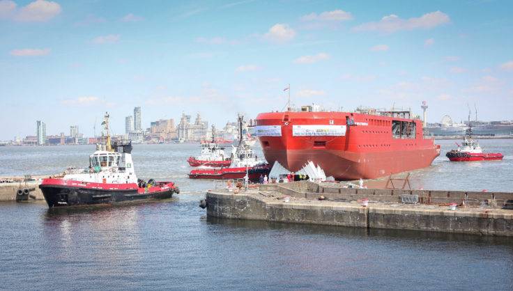 Drei Schlepper schleppen den Rumpf der RRS Sir David Attenborough in ein nasses Becken für den nächsten Bauabschnitt. (Foto: BAS)