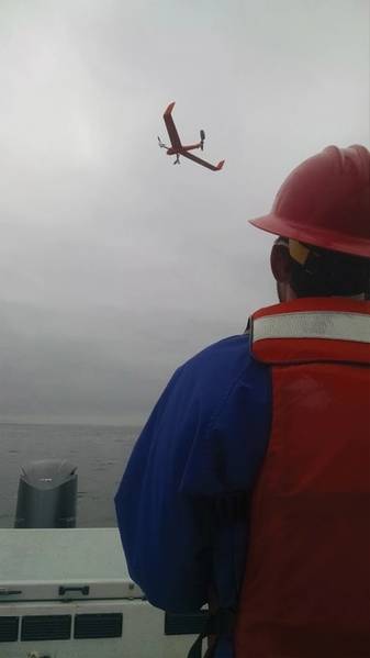 Um Drone VTOL sobre a Baía de Monterey. (Crédito: MBARI)