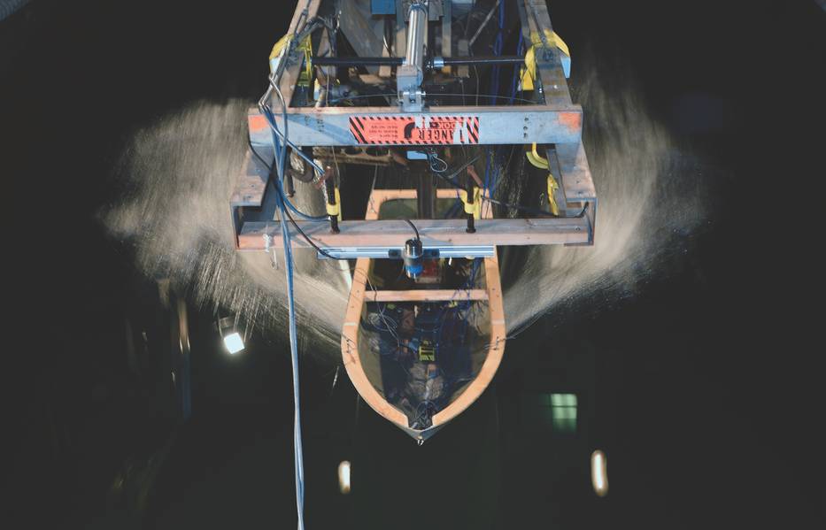 Ein an einem Hochgeschwindigkeitsschlitten befestigtes Schiffsrumpfmodell bewegt sich während der vom ONR gesponserten Forschung durch Wellen im David Taylor Model Basin am Naval Surface Warfare Center in Carderock. (US Navy Foto von John F. Williams)