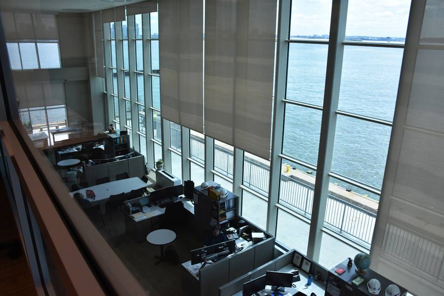 Ein hochmodernes Vermessungsgebiet im neuen Hauptgebäude des Distrikts am Caven Point Marine Terminal in Jersey City, NJ, 12. Juni 2018. Durch raumhohe Fenster genießen Sie einen Panoramablick auf den Hafen von New York-New Jersey und den New York City Skyline. Ein separater Trainingsbereich, in dem ein Kurs für hydrographische Studien unterrichtet wird, hat die gleiche Funktion. (Foto von James D'Ambrosio)