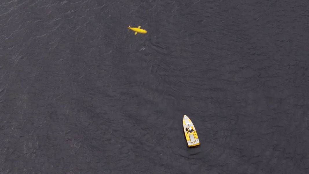 Ein unbemanntes L3ASV C-Worker-Oberflächenfahrzeug und das ALR des National Oceanography Centre, das in kürzlich durchgeführten Versuchen zusammenarbeitete und akustische und optische Kommunikation demonstrierte. Foto: Sonardyne