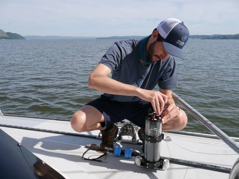 Ethan Edson, da Ocean Diagnostics, demonstra alguns de seus sensores microplásticos. Crédito: Ocean Diagnostics.
