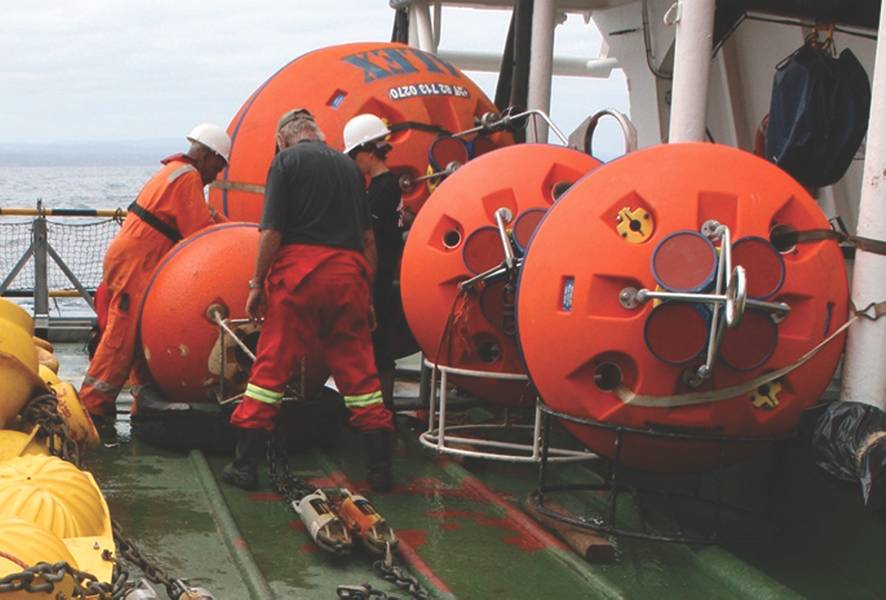 Fig. 1 - ADCPs Teledyne RDI instalados em bóias de topo do ASCA Mooring Array. (Crédito: SAEON Egagasini Node. Http://asca.dirisa.org/)