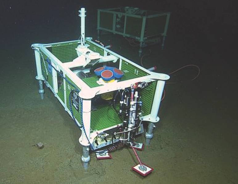 Fig.7। एक Seafloor Instrument Array का हिस्सा, यह 150 kHz एडीसीपी अक्षीय सीमांट के पास 3 किमी की गहराई पर बैठता है। (क्रेडिट: एनएसएफ-ओओआई / यूडब्ल्यू / सीएसएसएफ; गोता R1735; विजन '14 अभियान)