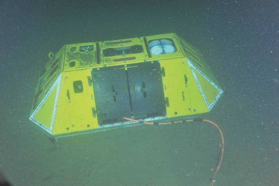 Fig.5. حزمة تجربة قاعية على قاع البحر على عمق 600 متر ، في البحر من ولاية أوريغون. على اليمين هو ADCP 75 كيلو هرتز. يمتد الاتصال المشترك إلى الإنترنت من الأبواب الواقية. (Credit: NSF-OOI / UW / CSSF، Dive 1747، VISIONS '14 expedition)