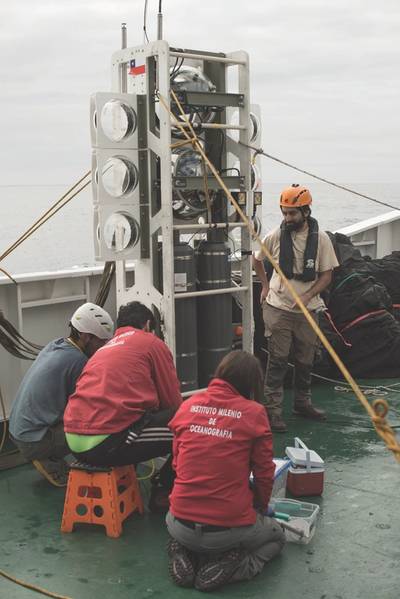 Figura 6: Cientistas marinhos chilenos coletam amostras do lander bêntico Audacia após sua terceira viagem ao solo das trincheiras, atingindo 8081m. (Imagem: Cortesia Kevin Hardy e Atacamex 2018)