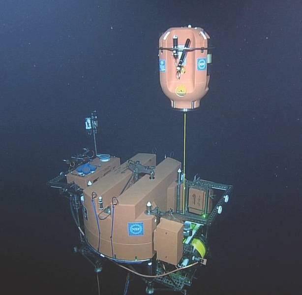 Figura 2. Los ADCP toman muestras de forma remota de la columna de agua de 200 m a través de la cual un anclaje de anclaje poco profundo hace girar las cápsulas de ciencia. Las vainas hacen 9 ciclos por día, deteniéndose a una corta distancia debajo de la superficie. (Crédito: Expedición de la Universidad de Washington, NSF-OOI / ROPOS VISIONS '15)