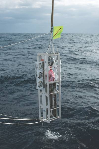 Figura 1: El lanchón bentónico chileno Audacia se baja al mar al comienzo de su tercera inmersión y se registra el buceo, a 8,081m en la fosa de Atacama. (Imagen: cortesía de Kevin Hardy y Atacamex 2018)