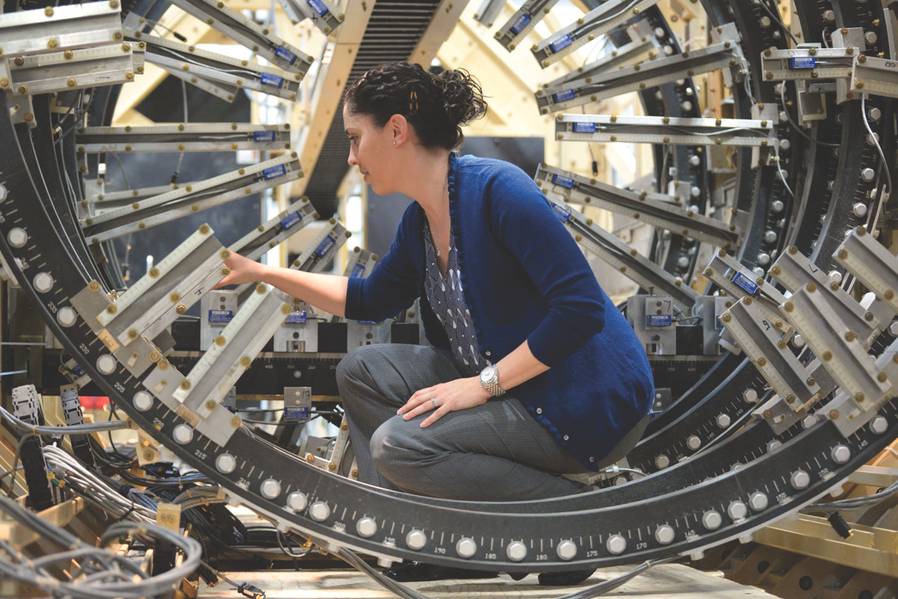 Jessica McElman，Carderock分部海军水面作战中心的电气工程师调整位于马里兰州西贝塞斯达的磁场实验室的模型轨道中的磁场传感器（Nicholas Malay的美国海军照片）