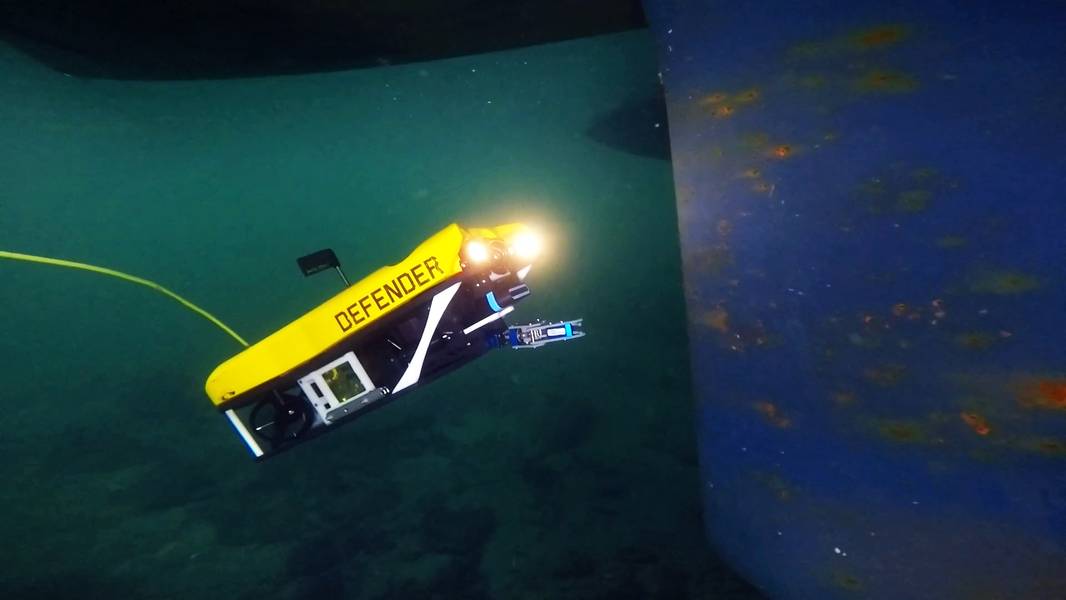 MSS Defender na superfície de uma lagoa em Spring City, inspecionando um navio submerso para treinamento (Foto: Nortek)