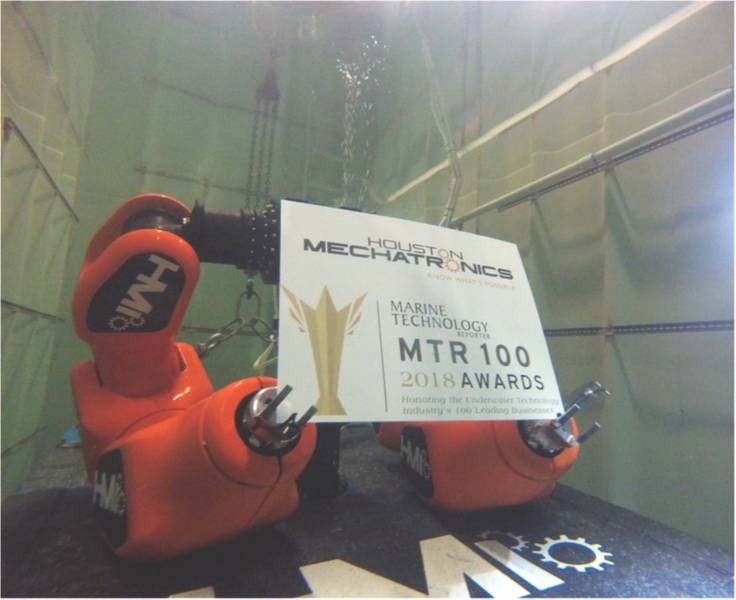 O MTR não apresenta um prêmio “MTR100 Creative Photo”, mas se o vencedor deste ano for o Houston Mechatronics. A foto mostra Aquanaut, da Houston Mechatronic, em teste molhado no início deste ano, segurando o troféu MTR100. (Foto: Mecatrônica de Houston)