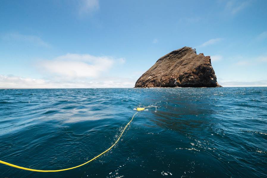 O Mission Specialist Pro 5 aborda uma rocha offshore nas Galápagos. Imagem: VideoRay