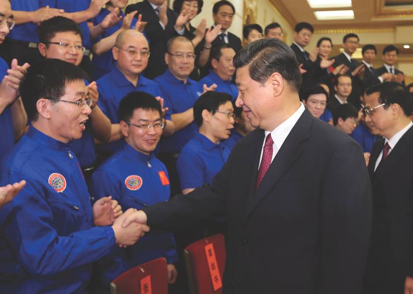 Professor Cui Weicheng recebendo o título de "Herói Nacional da China", do presidente da RPC, Xi Jinping, após seus mergulhos bem-sucedidos para mais de 7.000m no submersível Jiaolong. (Imagem: Professor Cui Weicheng, Universidade do Oceano de Xangai)