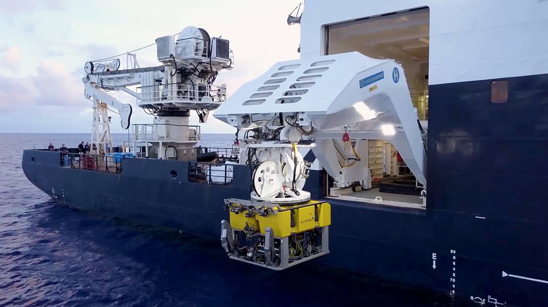 O ROV BXL79 é implantado a partir do R / V Petrel. (Foto cortesia de Paul G. Allen)