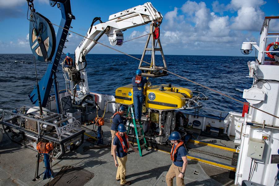 O ROV Hercules lança-se fora do E / V Nautilus para procurar fragmentos de meteoritos no Santuário Marinho Nacional da Costa Olímpica. (Foto: Susan Poulton / OET)