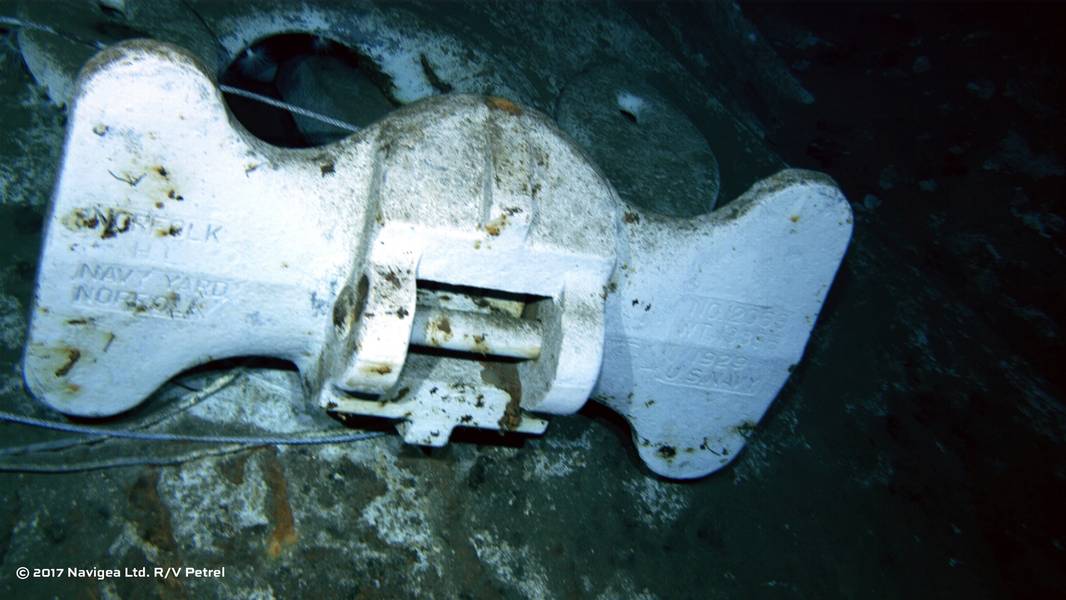 ROVから撮影された画像は、「US Navy」と「Norfolk Navy Yard」と明記されたアンカーの底部を示しています。 （写真提供：Paul G. Allen）