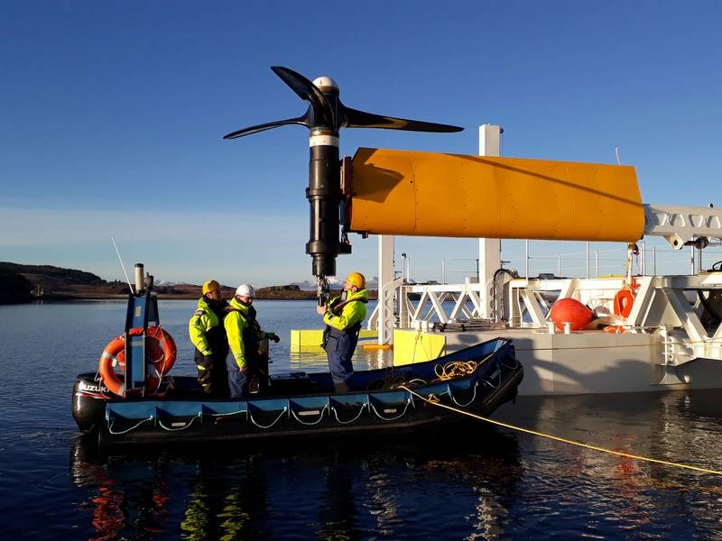 A SCHOTTEL Instream Turbine يخضع للصيانة في موقع بالقرب من جسر Connel. الصورة: © SCHOTTEL HYDRO