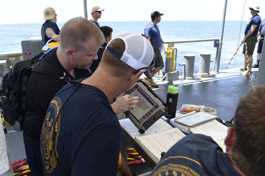 Scott Lowery, Abteilungsleiter des Naval Surface Warfare Center der Panama City Division, demonstriert die von ONR TechSolutions gesponserte Scuba Binary Tauchanwendung (SBDA 100) während einer Demonstration und Auswertung vor der Küste von Panama City, Florida. (US Navy Foto von Bobby Cummings)