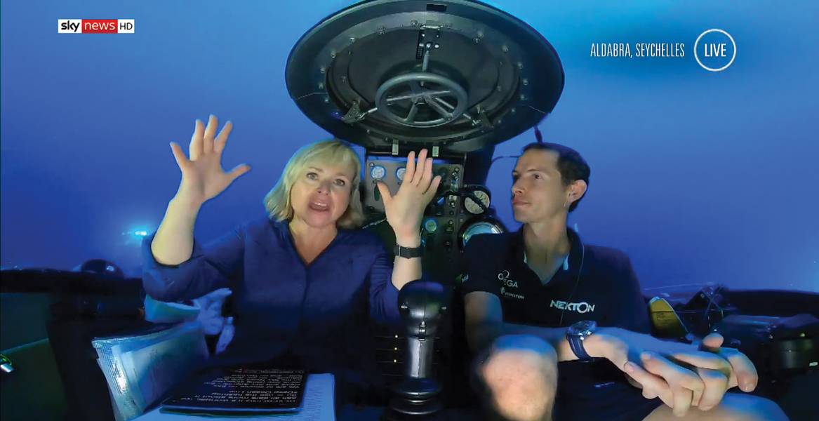 SkyCommからのAnna Bottingは、BlueComm 200 UVを使用してワイヤレスで海中で通信している間にテレビでライブ中に表示されます。 Sky Newsのライブ放送の静止画。写真：ソナダイン