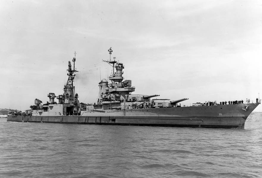 USS Indianapolis (CA 35) fora do estaleiro naval da ilha de Mare em Califórnia, 10 de julho de 1945. (foto da lima da marinha dos EU)