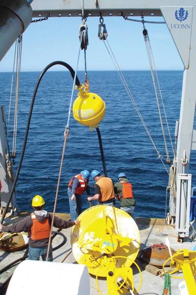 Uma mangueira de estiramento sendo implantada no mar (Foto: EOM Offshore)