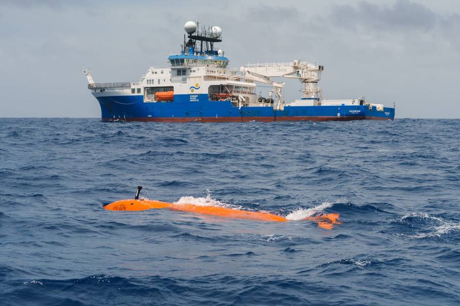 O Veículo Subaquático Autônomo (AUV) Childlike Empress, navegando ao lado do Navio de Pesquisa Falkor (também), mergulhou milhares de metros abaixo da superfície do oceano em uma missão de mapeamento. A equipe científica usou o sonar de bordo para mapear a região, seguido pelo AUV Childlike Empress para gerar mapas de alta resolução e coletar dados ambientais na área alvo. Esses mapas permitiram aos cientistas identificar coordenadas precisas para o posicionamento do SuBastian, levando à descoberta de dois novos ativos.