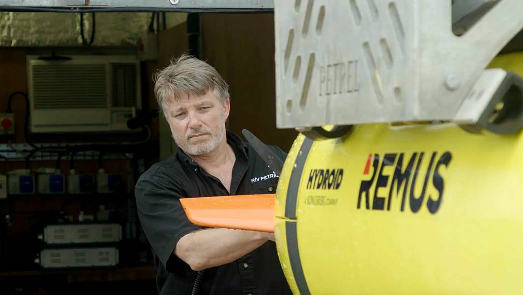 VulcanのSubsea OpsディレクターのRobert Kraftは、USVインディアナポリスを探してAUVを展開する準備をしています。 （写真提供：Paul G. Allen）