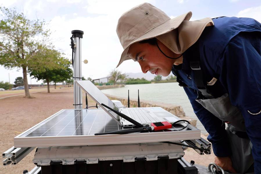 El ex alumno de UTEP Fernando Sotelo prepara el bote autónomo para mapear el terreno submarino del lago Ascarate. Crédito: La Universidad de Texas en El Paso.