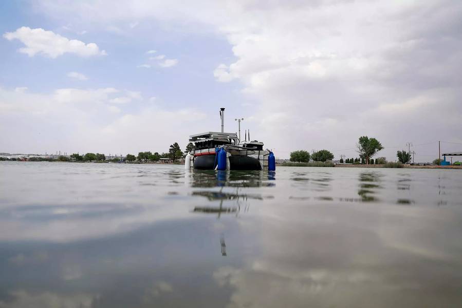 Um barco autônomo feito por pesquisadores da Universidade do Texas em El Paso flutua no Lago Ascarate, localizado em El Paso, Texas. Crédito: Universidade do Texas em El Paso.