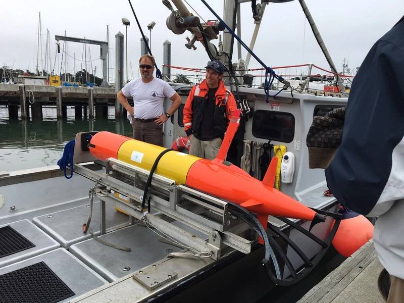 A bordo do navio de pesquisa, o robô de varredura de óleo 3-D LRAUV está pronto para testar sua nova configuração. Foto pela Guarda Costeira dos EUA.