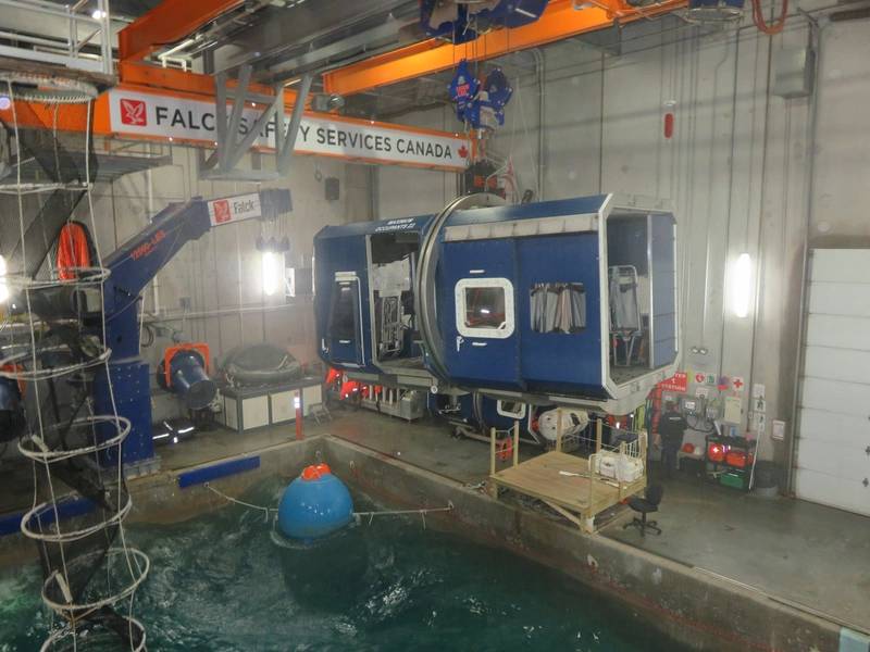 La 'cabina del helicóptero' (estructura de la caja azul) colocada sobre la piscina. El 'trabajador offshore' está dentro de la cabina. (Foto: Tom Mulligan)